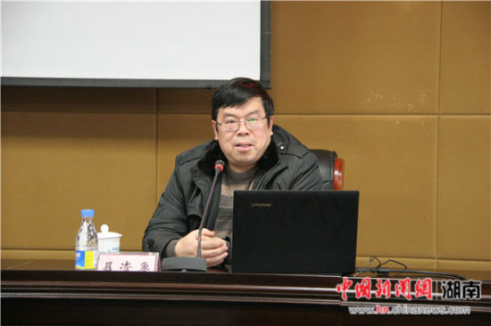 女性自慰-女孩子自慰-夹腿自慰
聂资鲁教授作《深入推进依法治国伟大战略:学习贯彻习近平总书记关于全面依法治国重要论述》专题讲座。.jpg